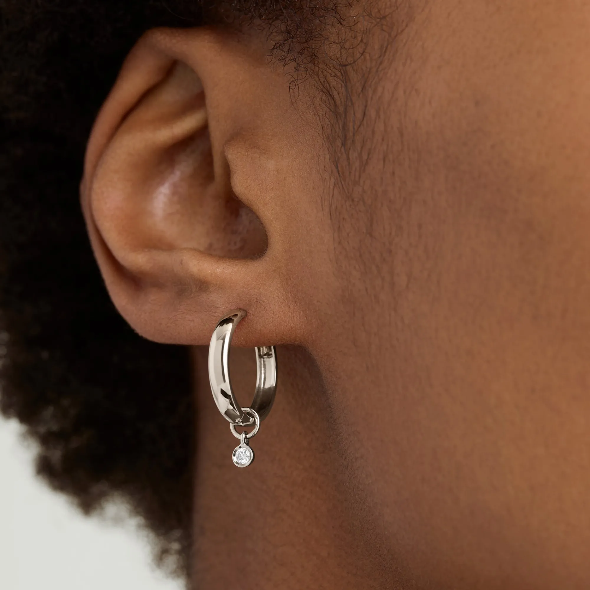 Ohrringe | Creolenanhänger | Mejuri Single Mini Gemstone Hoop Charm 14kWhiteGold